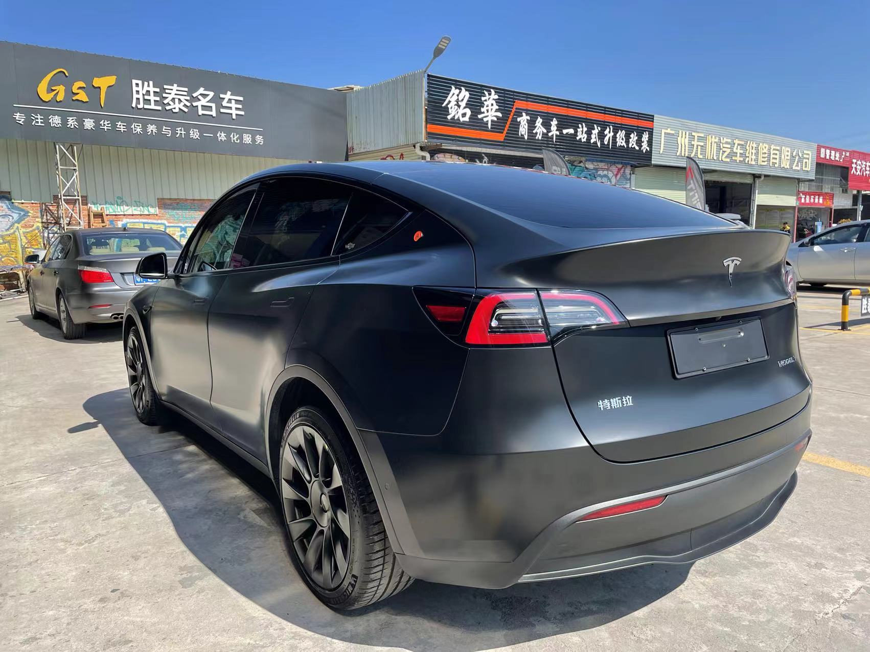 特斯拉Model Y 改色绸缎黑