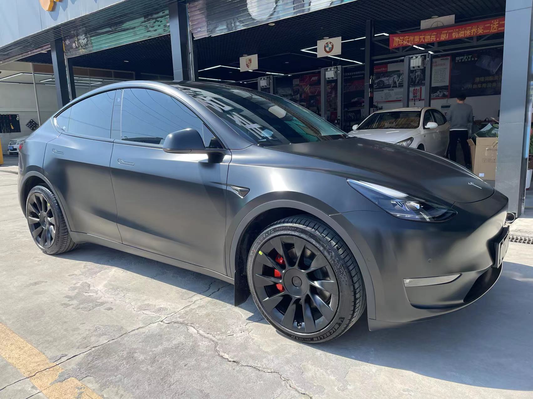 特斯拉Model Y 改色绸缎黑